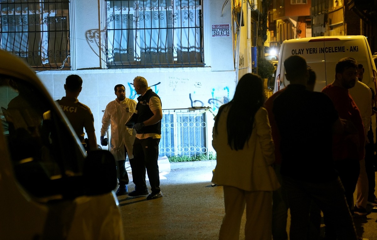 Fatih'te bir kişi ara sokakta otomobil içerisinde uğradığı silahlı saldırı sonucu hayatını...