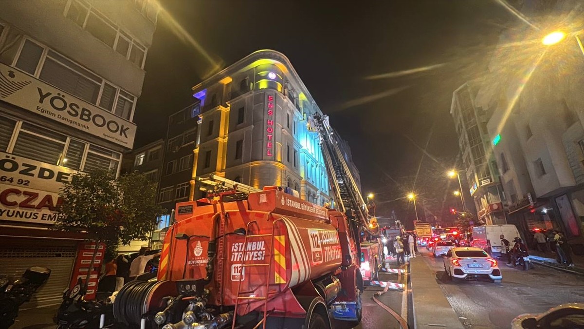 Fatih'te otelde çıkan yangın, itfaiye ekiplerinin müdahalesiyle söndürüldü.
