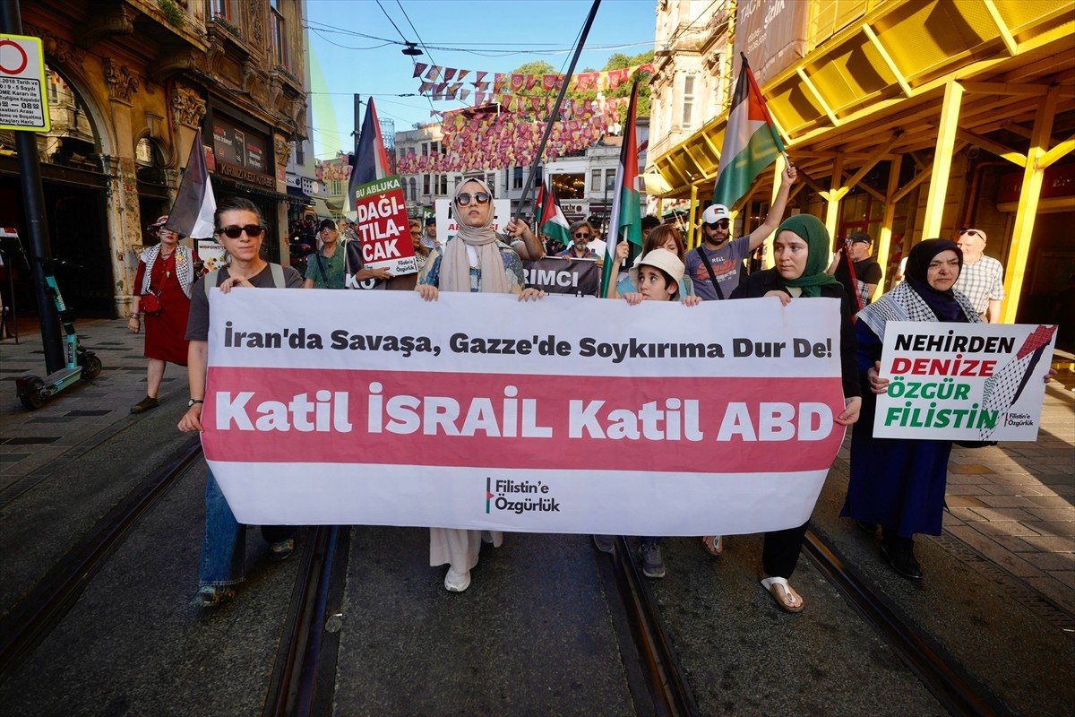 Filistin'e özgürlük gönüllüleri, İsrail'in Gazze'ye ve İran'a yönelik saldırılarını Beyoğlu'nda...