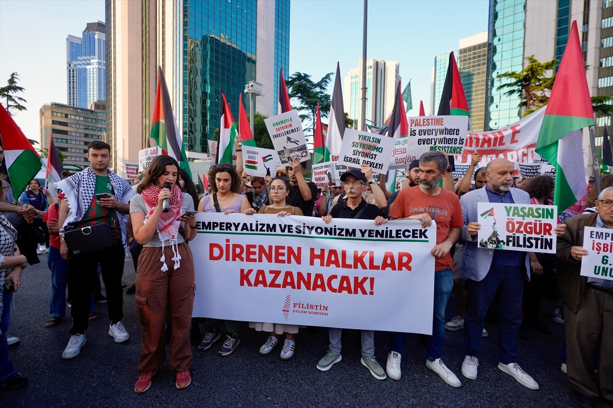 Filistin Eylem Komitesi üyeleri, İsrail'in Gazze'ye ve İran'a yönelik saldırılarını bu ülkenin...