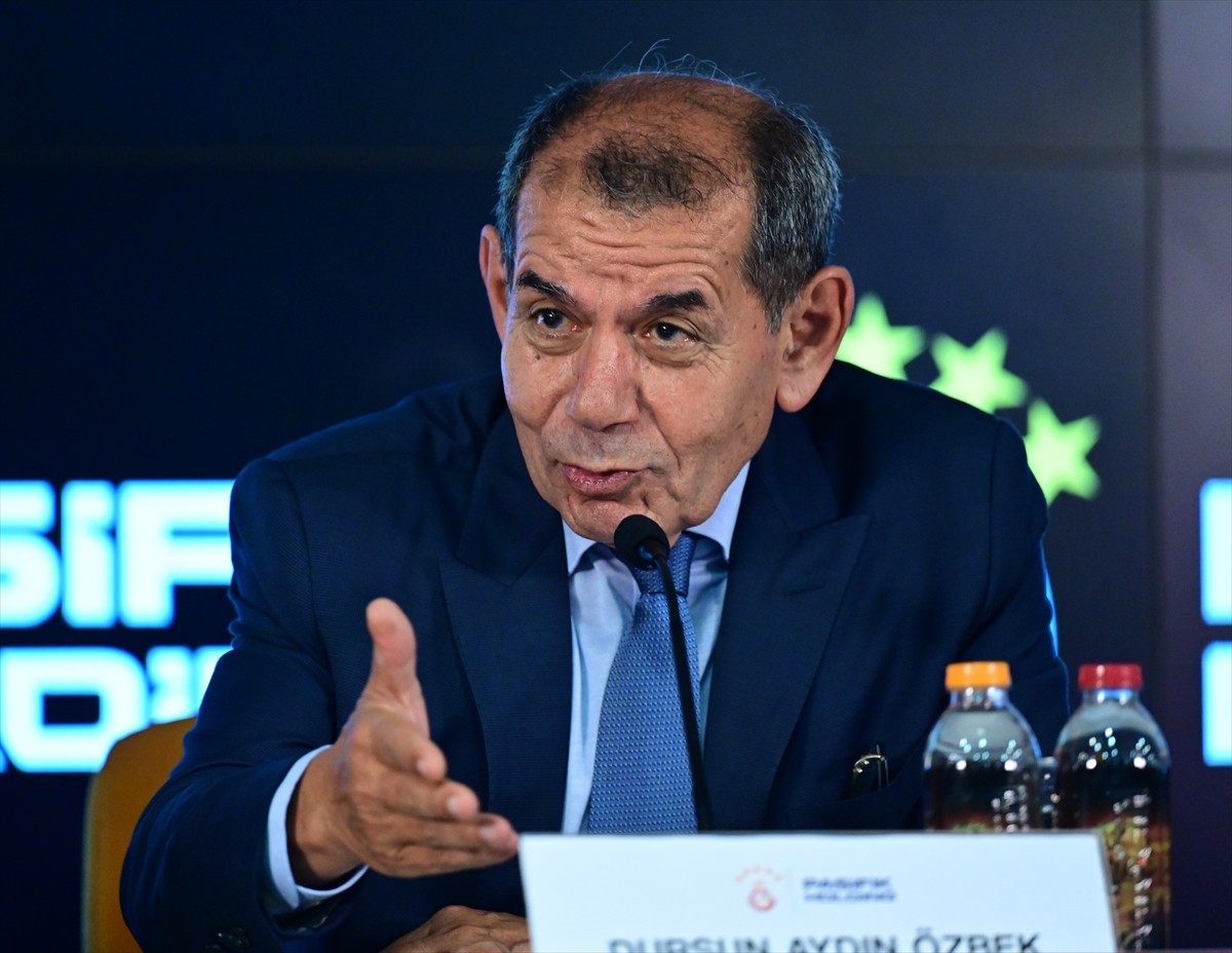 Galatasaray Kulübü Başkanı Dursun Özbek, Pasifik Holding ile forma göğüs sponsorluğu için RAMS...