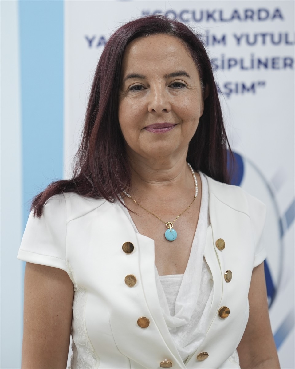 Gazi Üniversitesi tarafından Tıp Fakültesi 75. Yıl Toplantı Salonu'nda çocuklarda yabancı cisim...