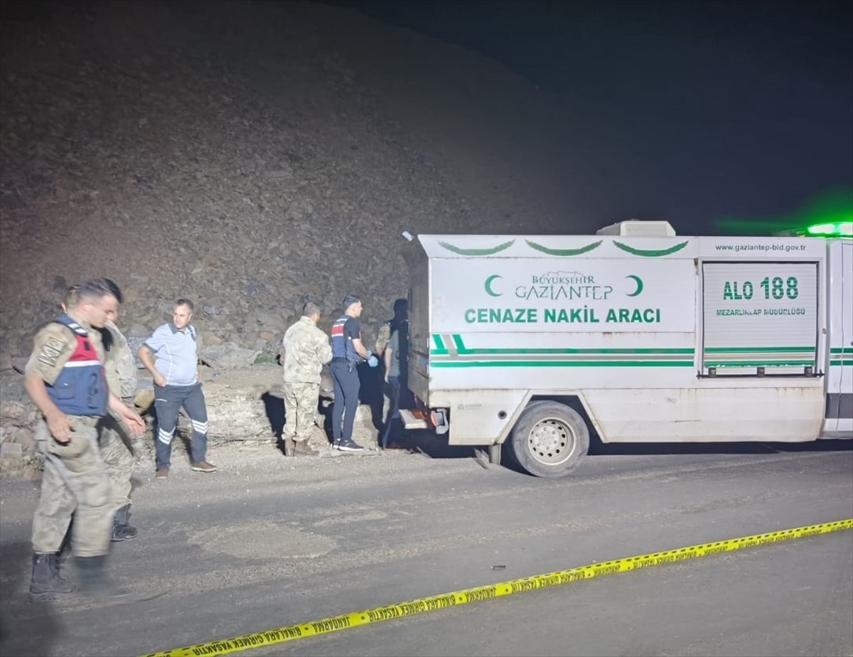 Gaziantep'in İslahiye ilçesinde devrilen motosikletteki 2 kişi hayatını kaybetti.