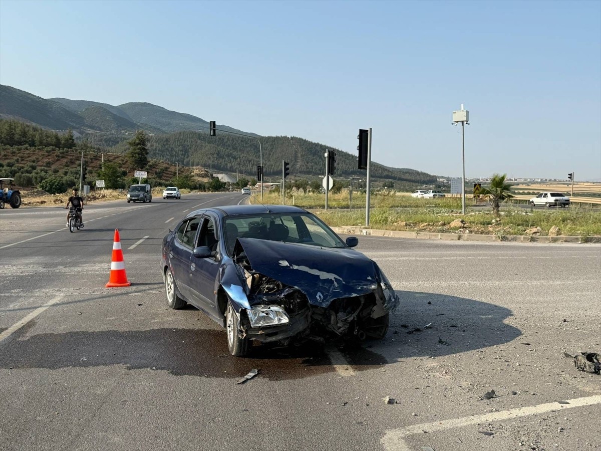 Gaziantep'in İslahiye ilçesinde iki otomobilin çarpışması sonucu 5 kişi yaralandı.