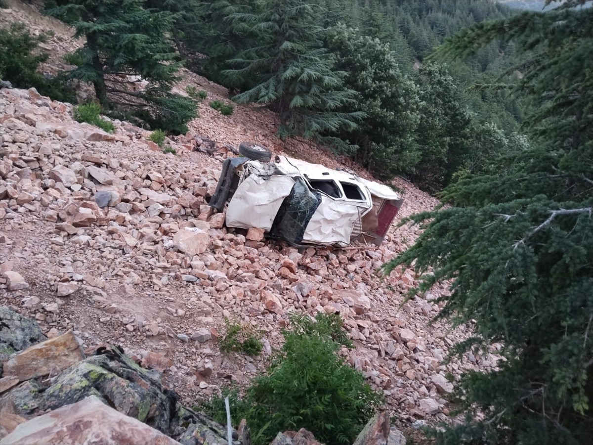 Gaziantep'in İslahiye ilçesinde, uçuruma devrilen pikaptaki 3 kişi hayatını kaybetti, 1 çocuk...