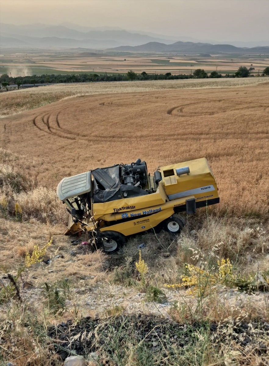 Gaziantep'in Nurdağı ilçesinde, biçerdöverle otomobilin çarpışması sonucu 3 kişi...