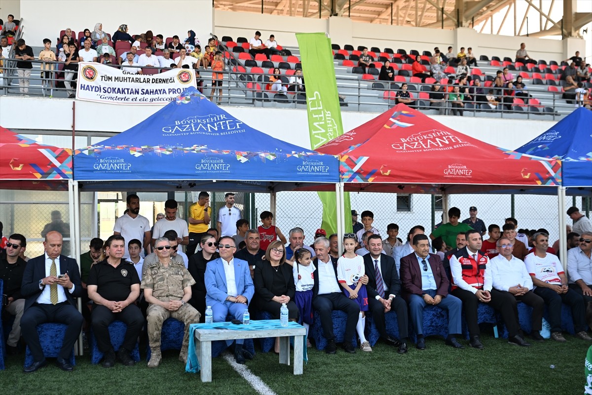 Gaziantep'te 25 mahallenin yer aldığı futbol turnuvası düzenlenen törenle başladı. Törene...