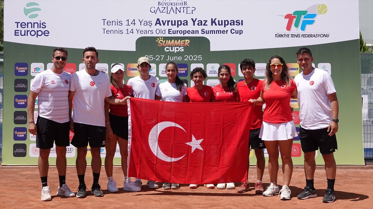 Gaziantep'te düzenlenen elemelerde mücadele eden 14 Yaş Kız ve Erkek Tenis Milli Takımları, Avrupa...