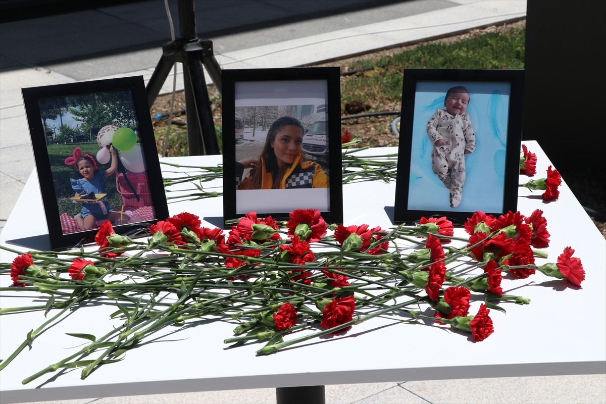 Gaziantep'te hafif ticari araç ile otomobilin çarpışması sonucu yaşamını yitiren 5 kişiden anne ve...