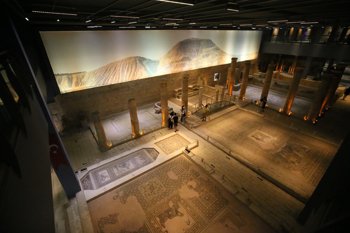 Gaziantep'te "Çingene Kızı" başta olmak üzere birçok önemli esere ev sahipliği yapan Zeugma Mozaik...