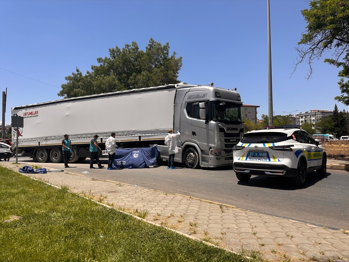 Gaziantep'te tırın motosiklete çarpması sonucu 2 kişi hayatını kaybetti. Polis ekipleri olay...