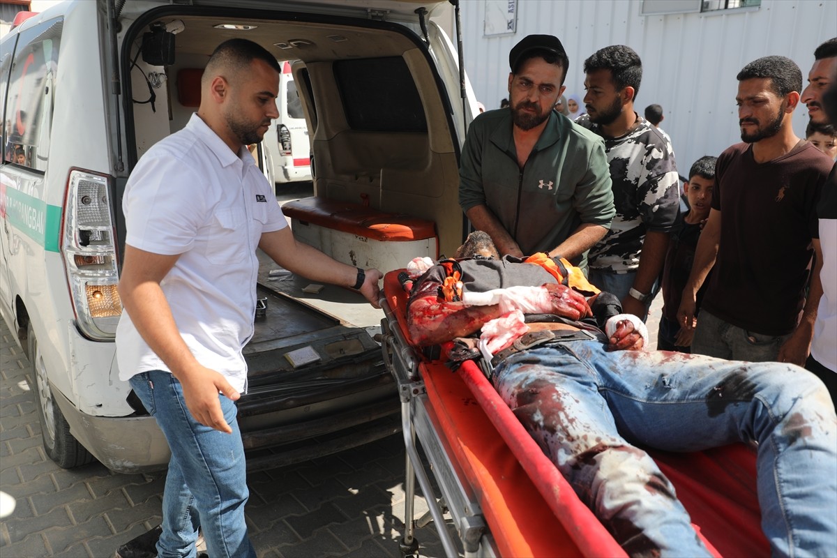 Gazze’nin orta kesimindeki Bureyc Mülteci Kampı’nda İsrail ordusunun su tankerini bombalaması...