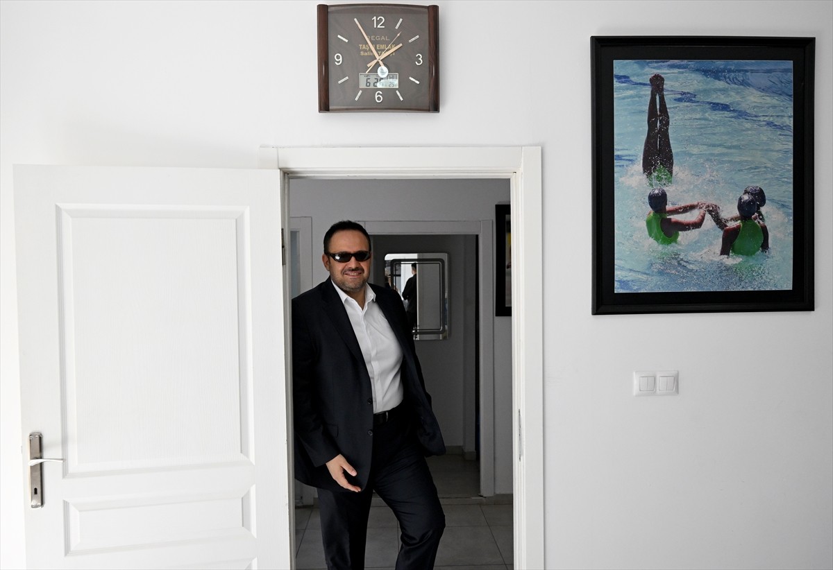 Gençlerbirliği Kulübü Yönetim Kurulu Üyesi Murat Karahan (fotoğrafta) ve  kulüp basın sözcüsü...