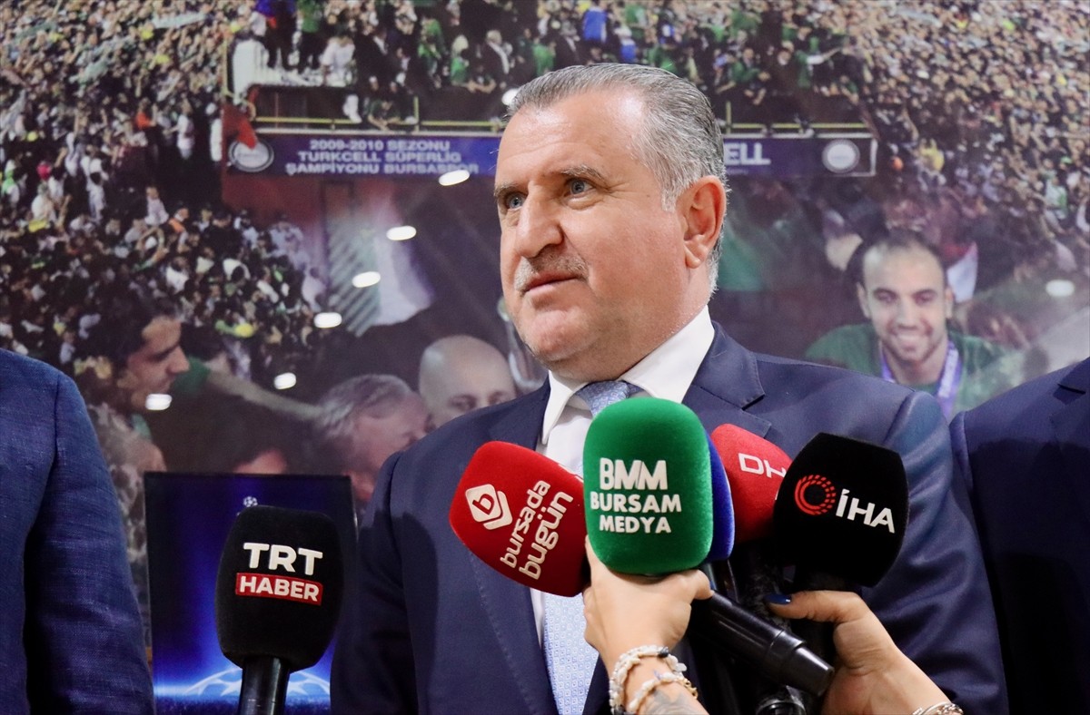 Gençlik ve Spor Bakanı Osman Aşkın Bak, Bursaspor Kulübünü ve yönetimini ziyaret etti. Bakan Bak...