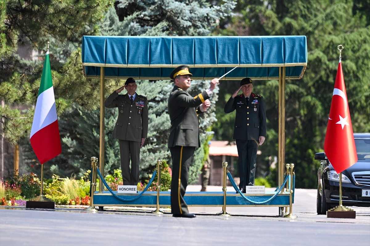 Genelkurmay Başkanı Orgeneral Metin Gürak (sağda), İtalya Genelkurmay Başkanı Orgeneral Luciano...
