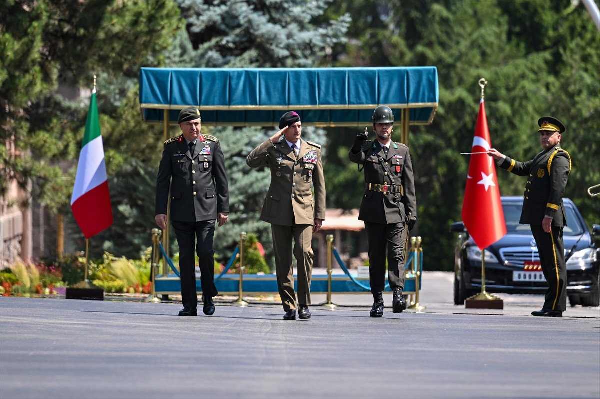 Genelkurmay Başkanı Orgeneral Metin Gürak (sağda), İtalya Genelkurmay Başkanı Orgeneral Luciano...