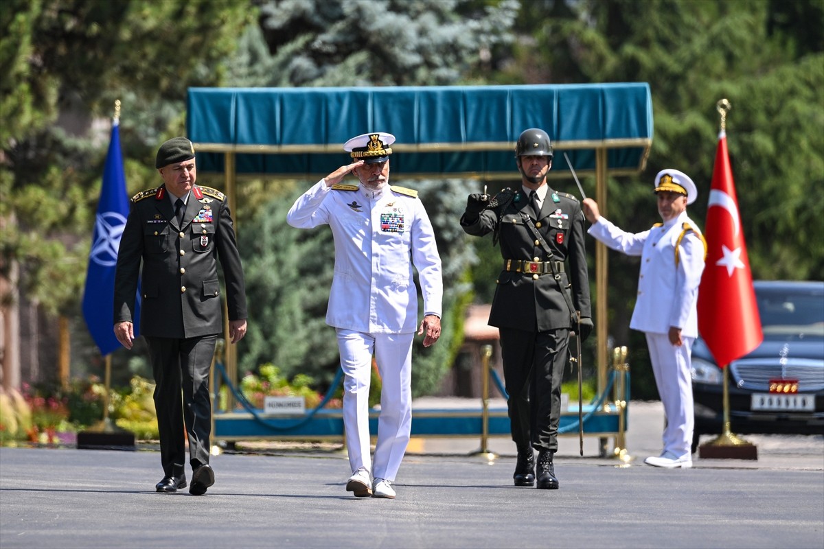Genelkurmay Başkanı Orgeneral Metin Gürak (sol 2), resmi davetlisi olarak Türkiye'yi ziyaret eden...