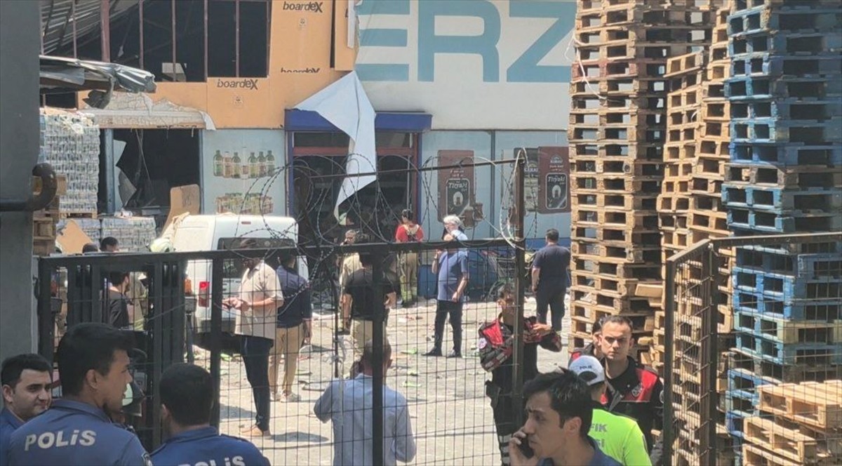 Güngören'de kumaş yıkama atölyesinin buhar jeneratöründe meydana gelen patlama, iş yerinde hasara...