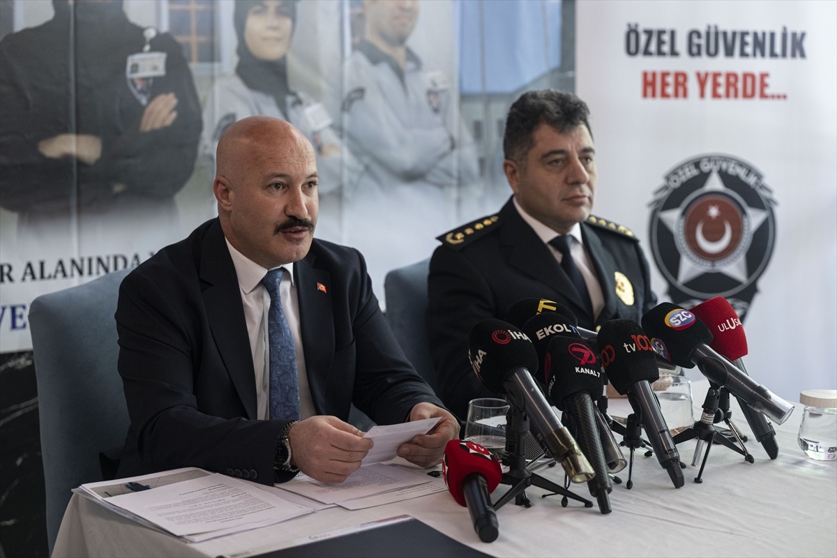 Güvenlik-İş Sendikası Genel Başkanı Ömer Çağırıcı (solda) ile Emniyet Genel Müdürlüğü (EGM) Özel...