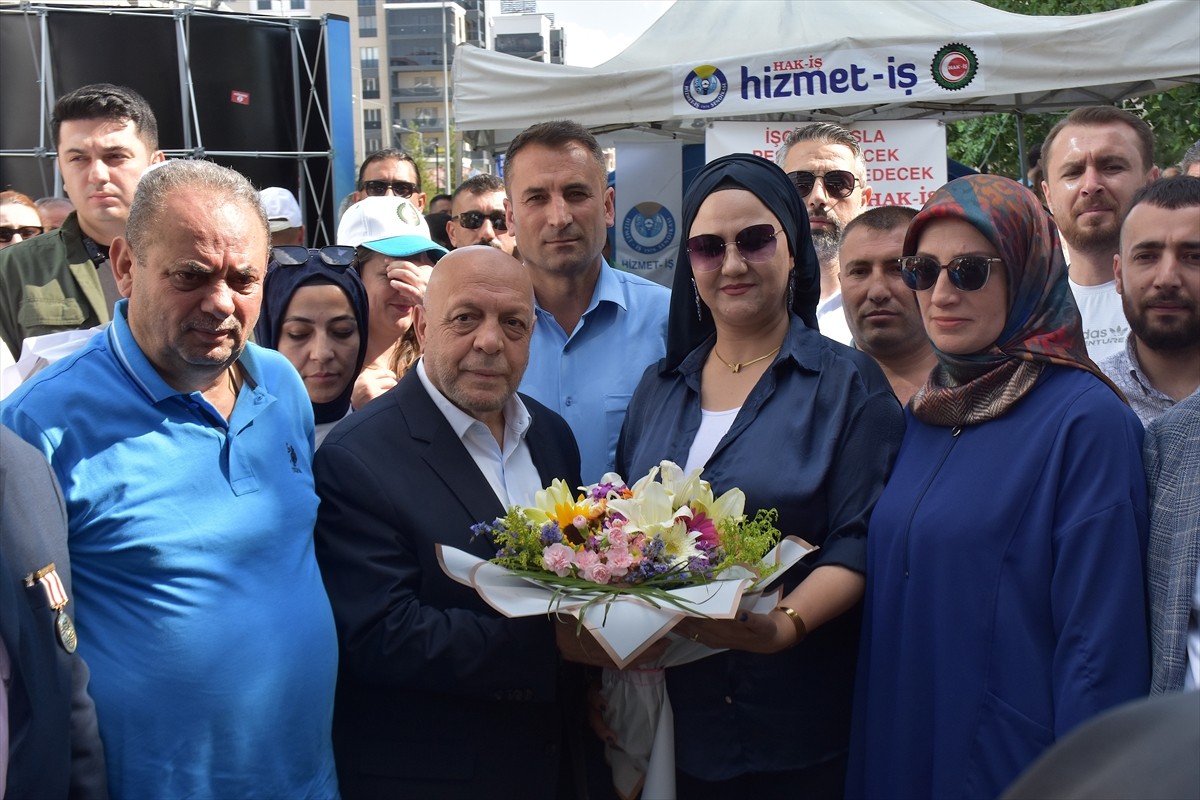 HAK-İŞ Genel Başkanı Mahmut Arslan, Van'da bazı belediyelerde görevlerine son verilen işçilere...