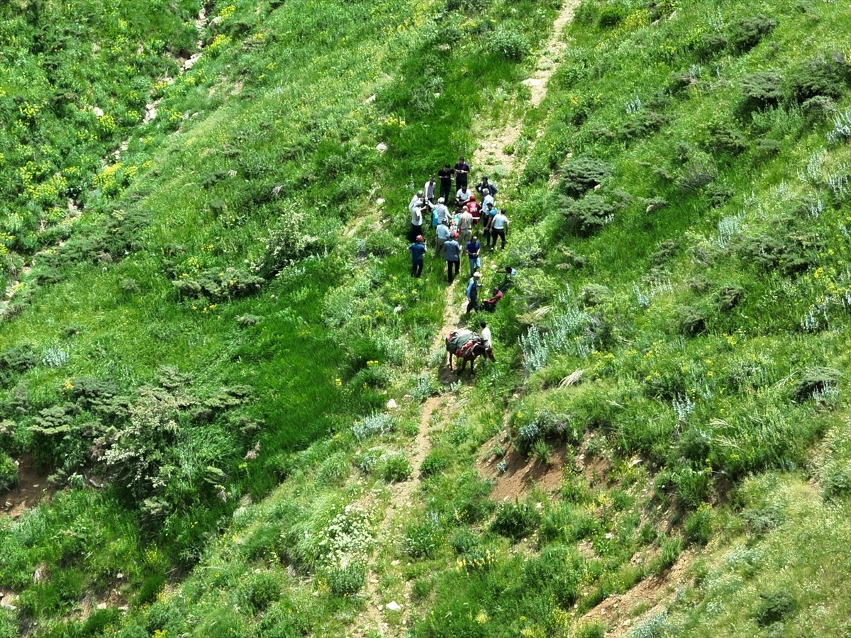 Hakkari'de dağlık alanda düşüp yaralanan kişi, ekiplerce sedyeyle ulaştırıldığı ambulansla...