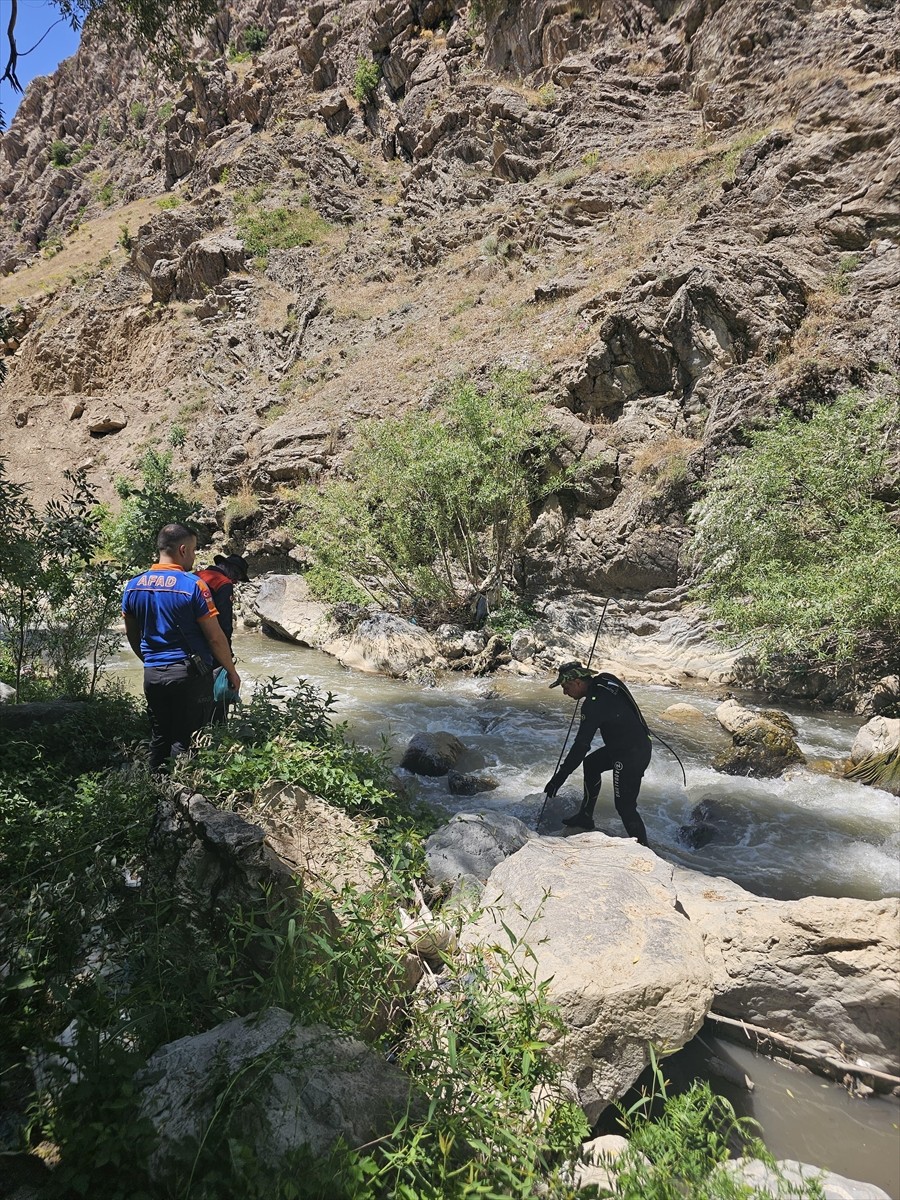 Hakkari'de nisan ayında kaybolan kadını arama çalışmaları devam ediyor. Karşıyaka Mahallesi'nde 9...