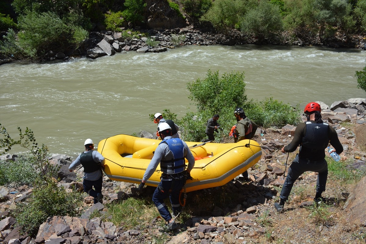 Hakkari'de Van Gölü Elektrik Dağıtım AŞ arıza ekipleri, bir mezrada meydana gelen elektrik...