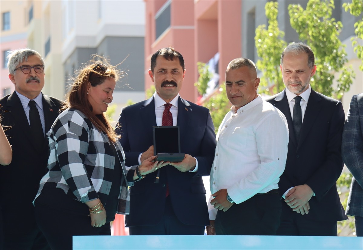 Hatay'da, 6 Şubat 2023'teki depremlerden etkilenen afetzedeler için yapılan 21 bin 114 konut ve...