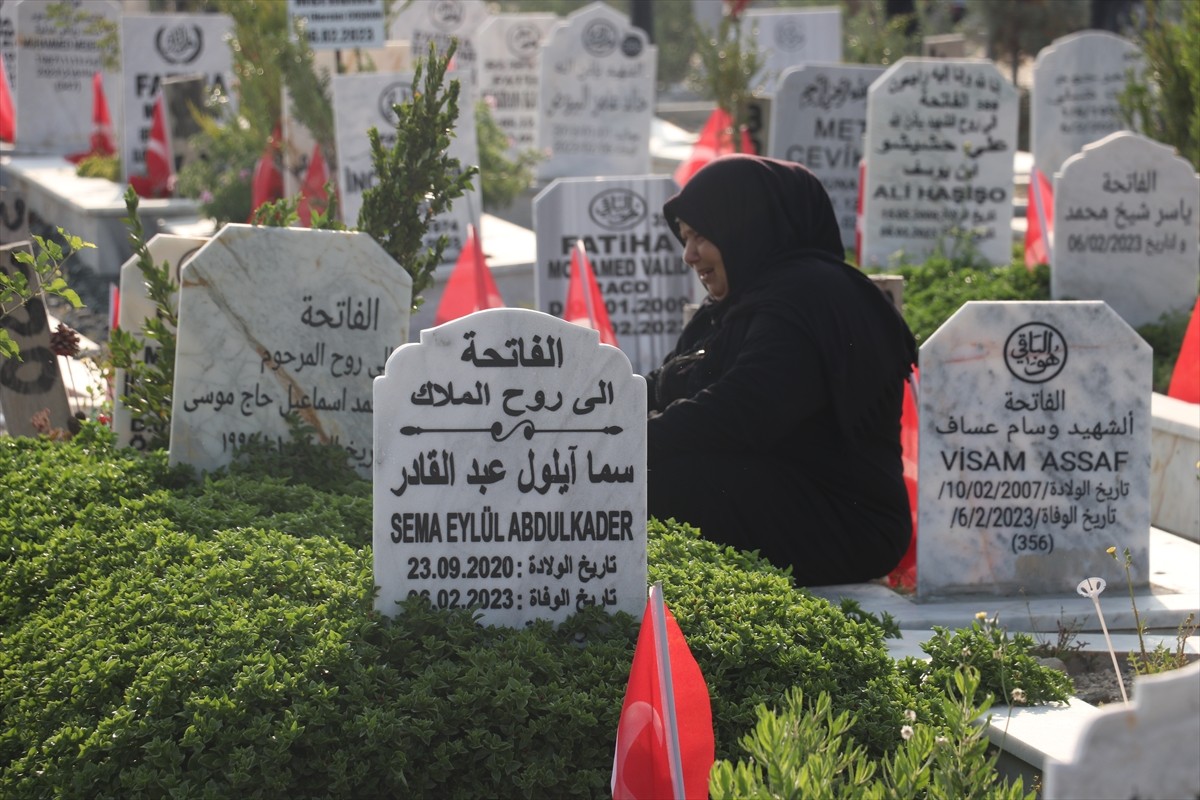 Hatay'ın Antakya ilçesinde 6 Şubat 2023'teki afette yakınlarını kaybedenler, Kurban Bayramı'nın...