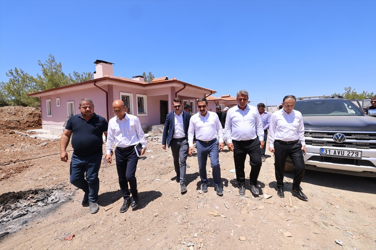 Hatay'ın Arsuz ilçesinde 6 Şubat 2023'teki depremlerin ardından yapımına başlanan 74 kırsal afet...