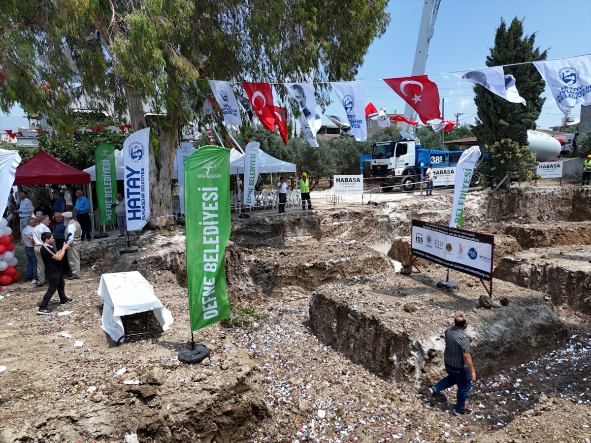 Hatay'ın Defne ilçesinde bağışlarla yaptırılacak ve 3 dilde eğitim verecek kreşin temeli...