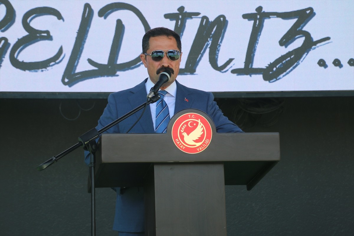 Hatay'ın Defne ilçesinde "1 Söz, 1 Göz, 1 Dua: Gazze" resim sergisi açıldı. Vali Mustafa Masatlı...