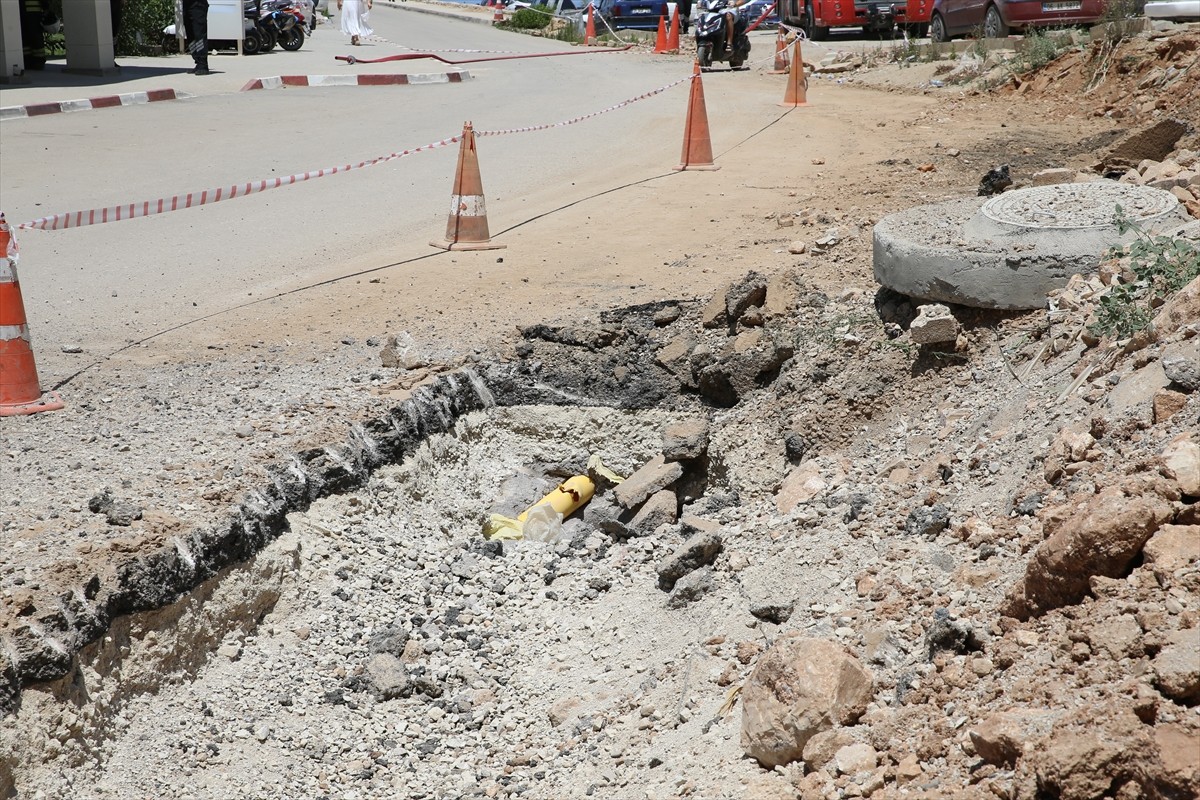 Hatay'ın İskenderun ilçesinde yol çalışması sırasında doğal gaz borusu hasar gördü.