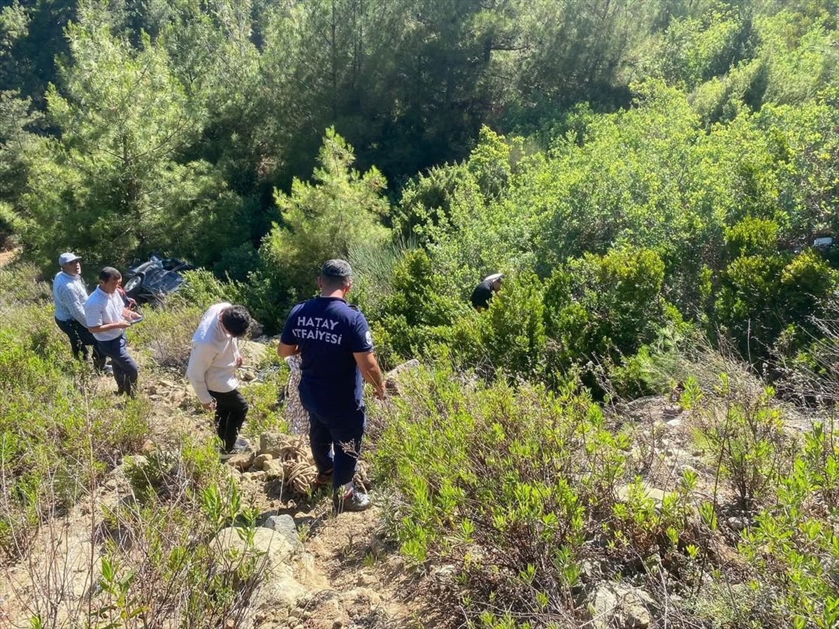 Hatay'ın merkez Antakya ilçesinde uçuruma devrilen otomobilin sürücüsü öldü, 2 kişi...