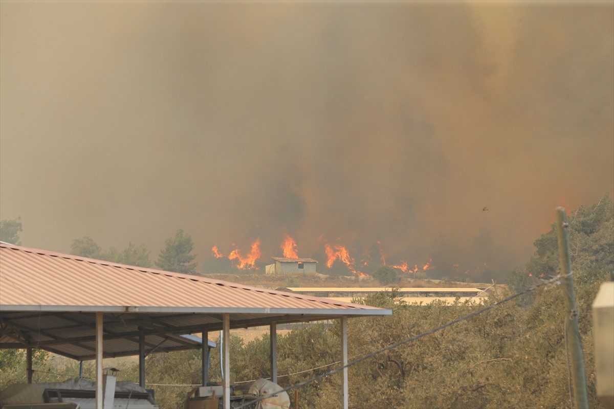 Hatay'ın merkez Antakya ilçesinde, yerleşim yerlerine yakın noktada çıkan orman yangınına havadan...