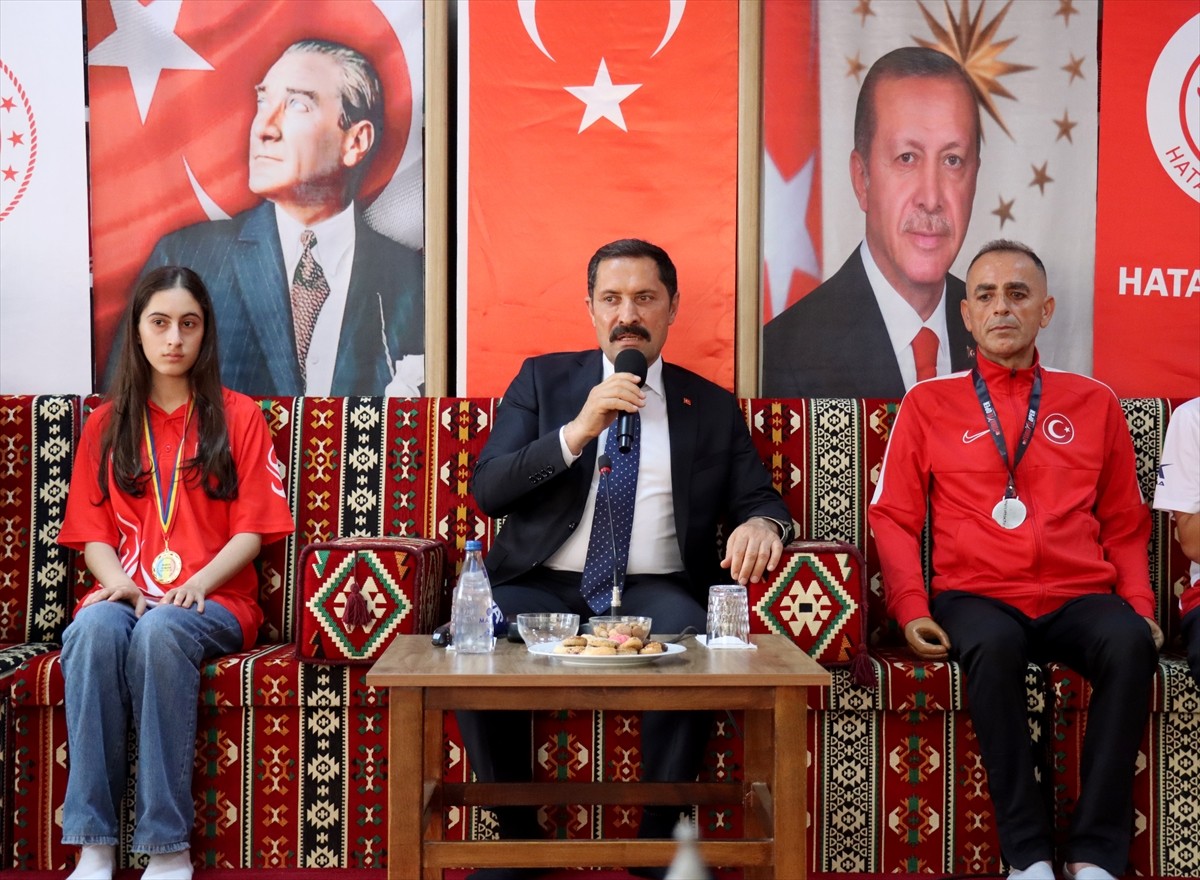 Hatay Valisi Mustafa Masatlı (sol 4), 6 Şubat 2023'teki depremlerden etkilenen ve çeşitli spor...