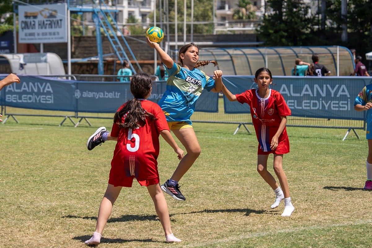 Hentbolda geleneksel hale gelen Ramazan Demirci Açık Alan Turnuvası'nın 30'uncusu, Antalya'nın...