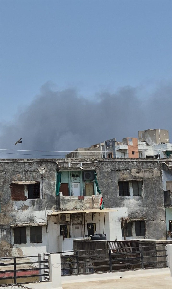 Hindistan'ın Gucerat eyaleti Ahmedabad kentindeki havaalanı yakınlarında yolcu uçağının düştüğü...