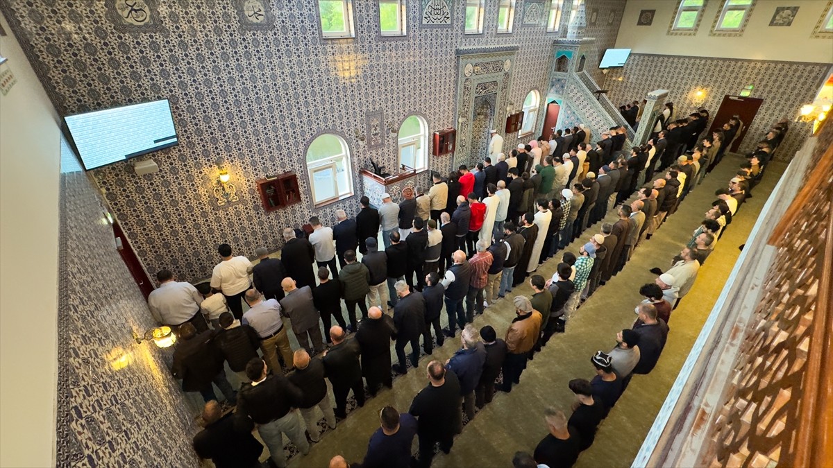 Hollanda'da Schiedam kentinde Kurban Bayramı dolayısıyla Yıldız İslam Merkezi'ne gelenler bayram...