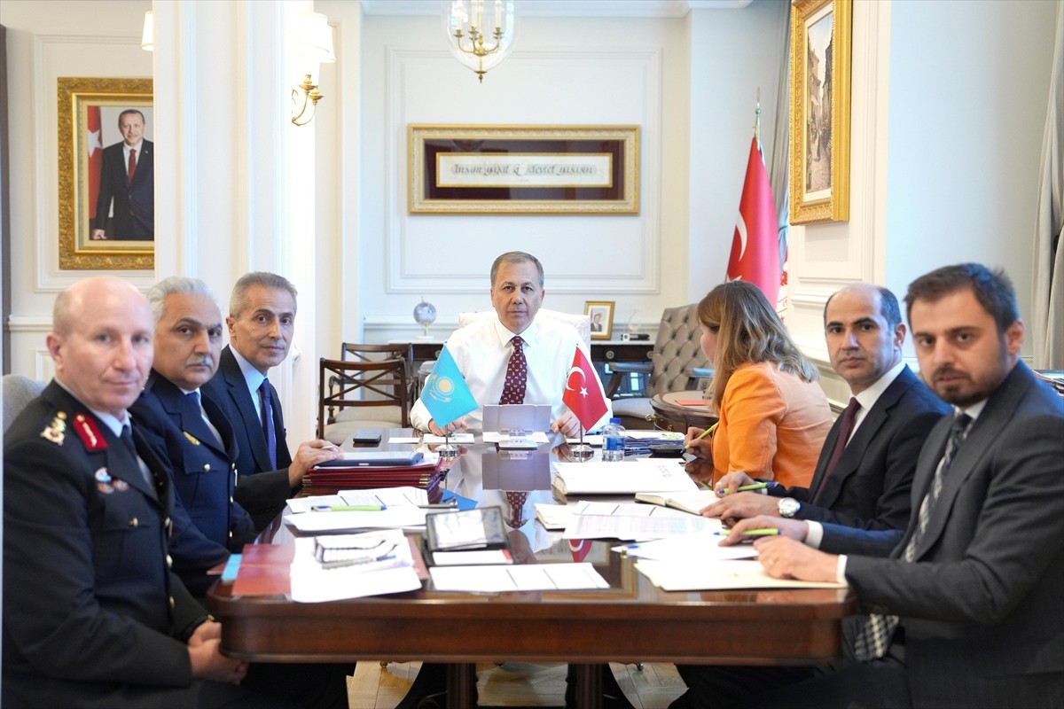 İçişleri Bakanı Ali Yerlikaya, Kazakistan İçişleri Bakanı Yerzhan Sadenov ile telefonda...