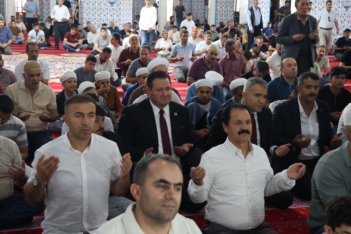 Iğdır'da cuma namazı öncesi şehitler için mevlit okutuldu. Programa Anadolu Güvenlik Korucuları ve...