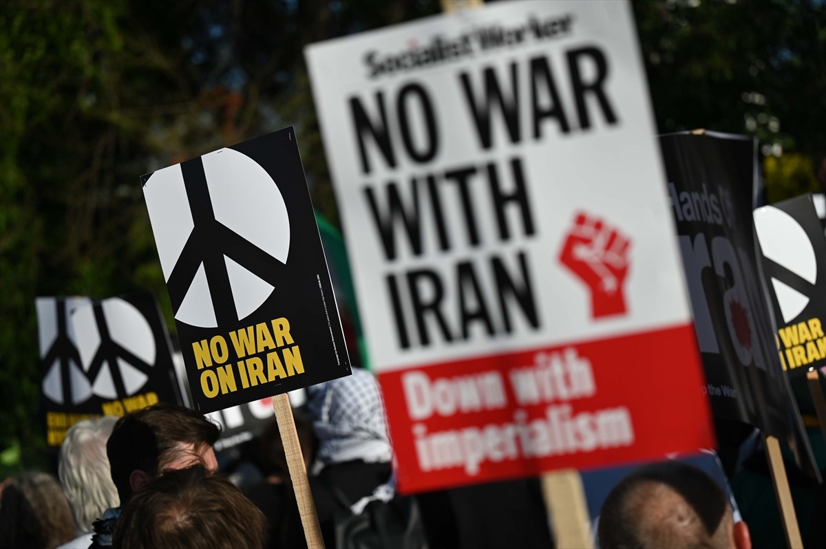 İngiltere'nin başkenti Londra'daki ABD Büyükelçiliği önünde toplanan göstericiler, İsrail'in ve...