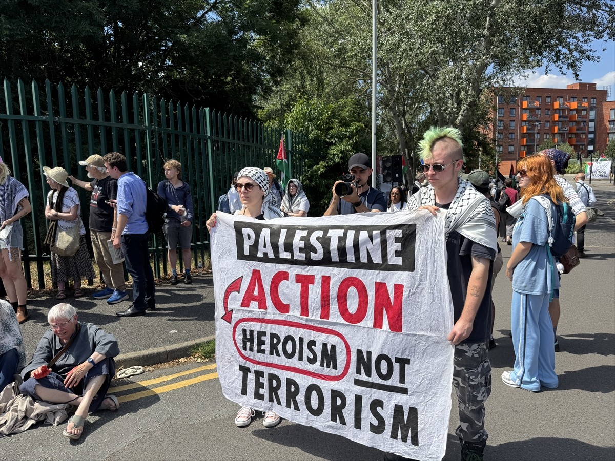 İngiltere hükümetinin terör örgütü ilan etmek için çalışma başlattığı Palestine Action grubuna...