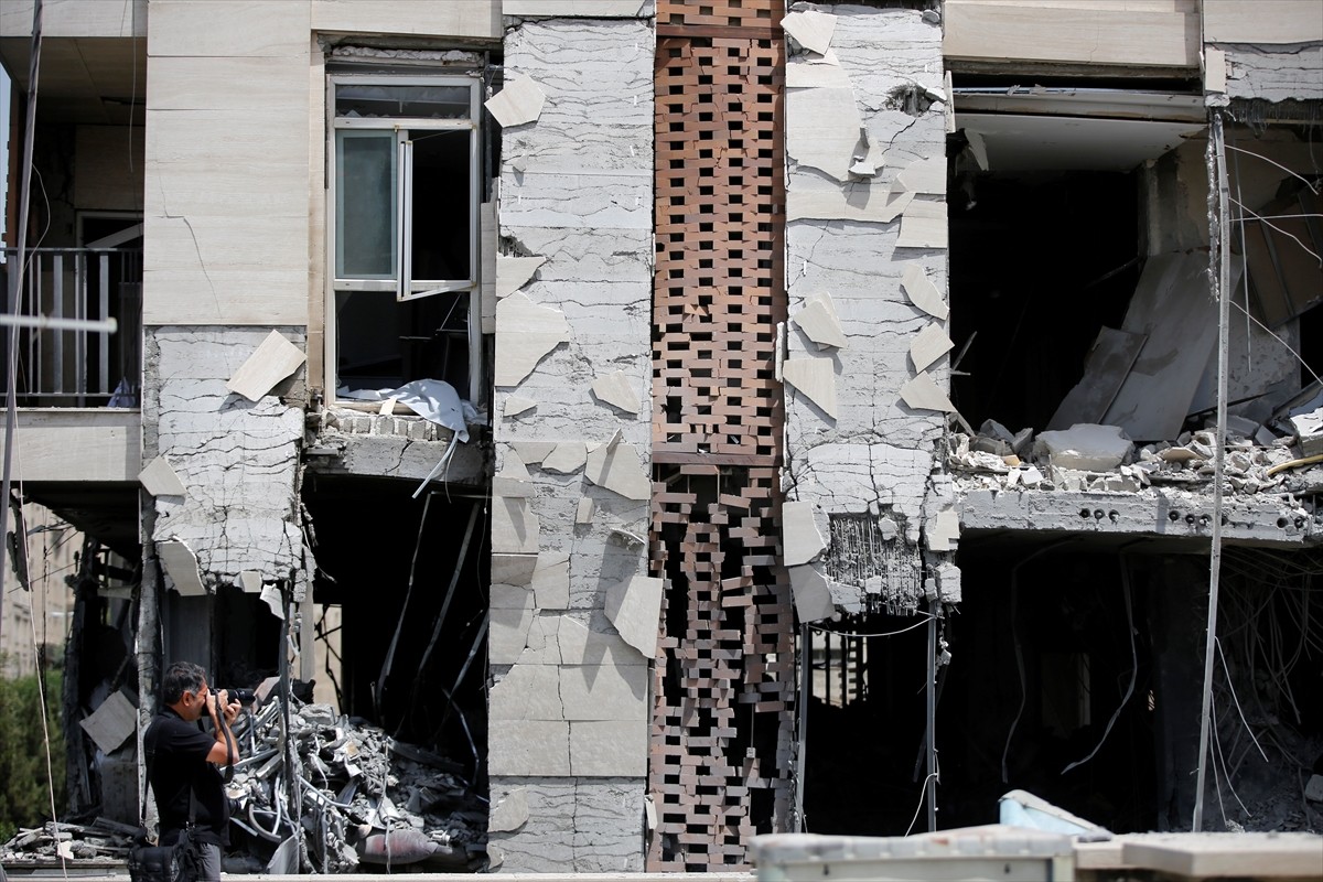 İran'ın başkenti Tahran’ın Gişa ve Merzdaran semtlerine düzenlenen dron saldırılarında hedef...