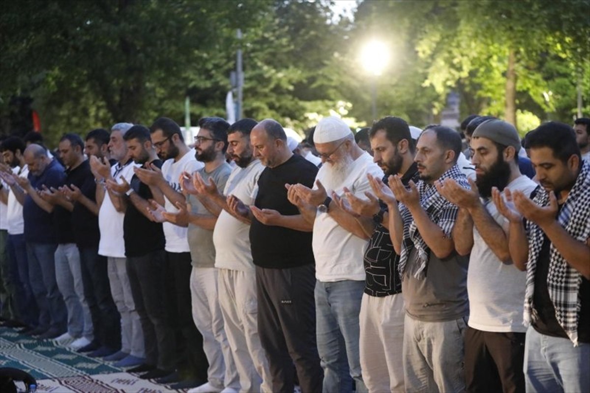 İslami Dayanışma Platformu öncülüğünde İstanbul'daki Saraçhane Parkı'nda "Katliama alışma Gazze'yi...