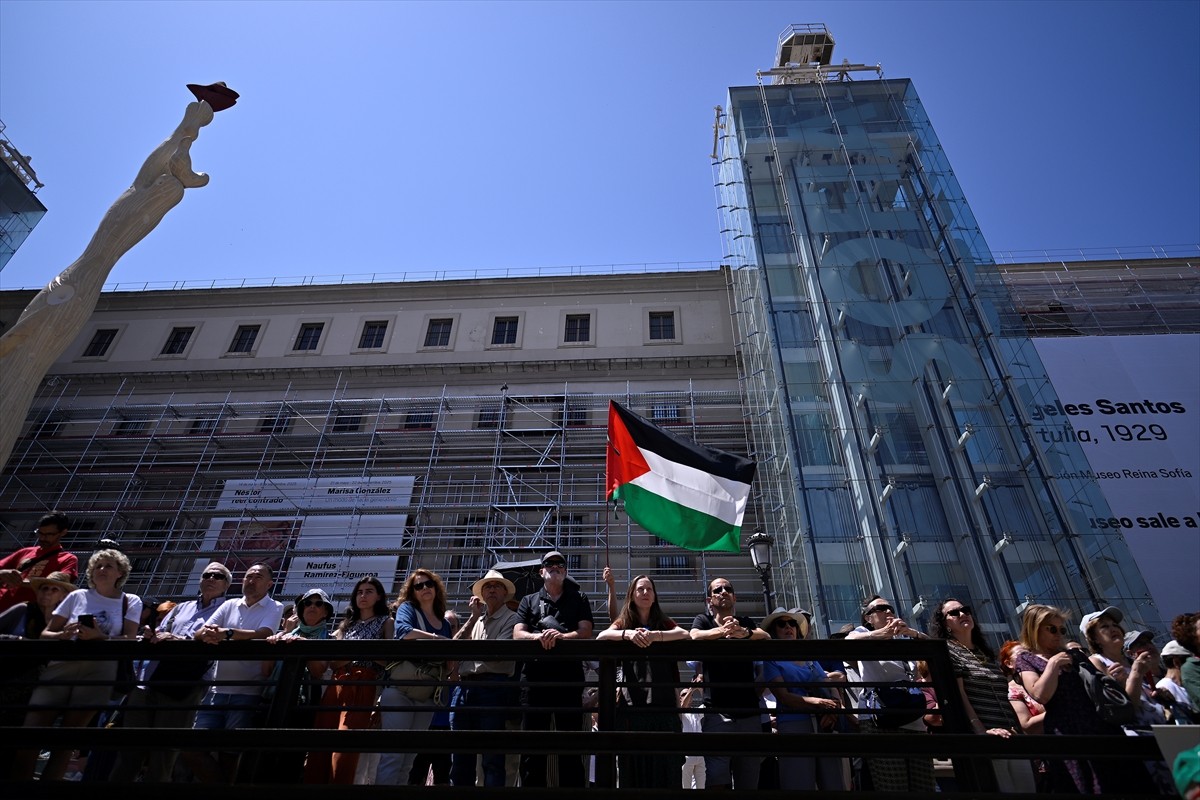 İspanya'da Madrid ve Barselona başta olmak üzere 125 kentte düzenlenen gösterilerde İsrail'in...