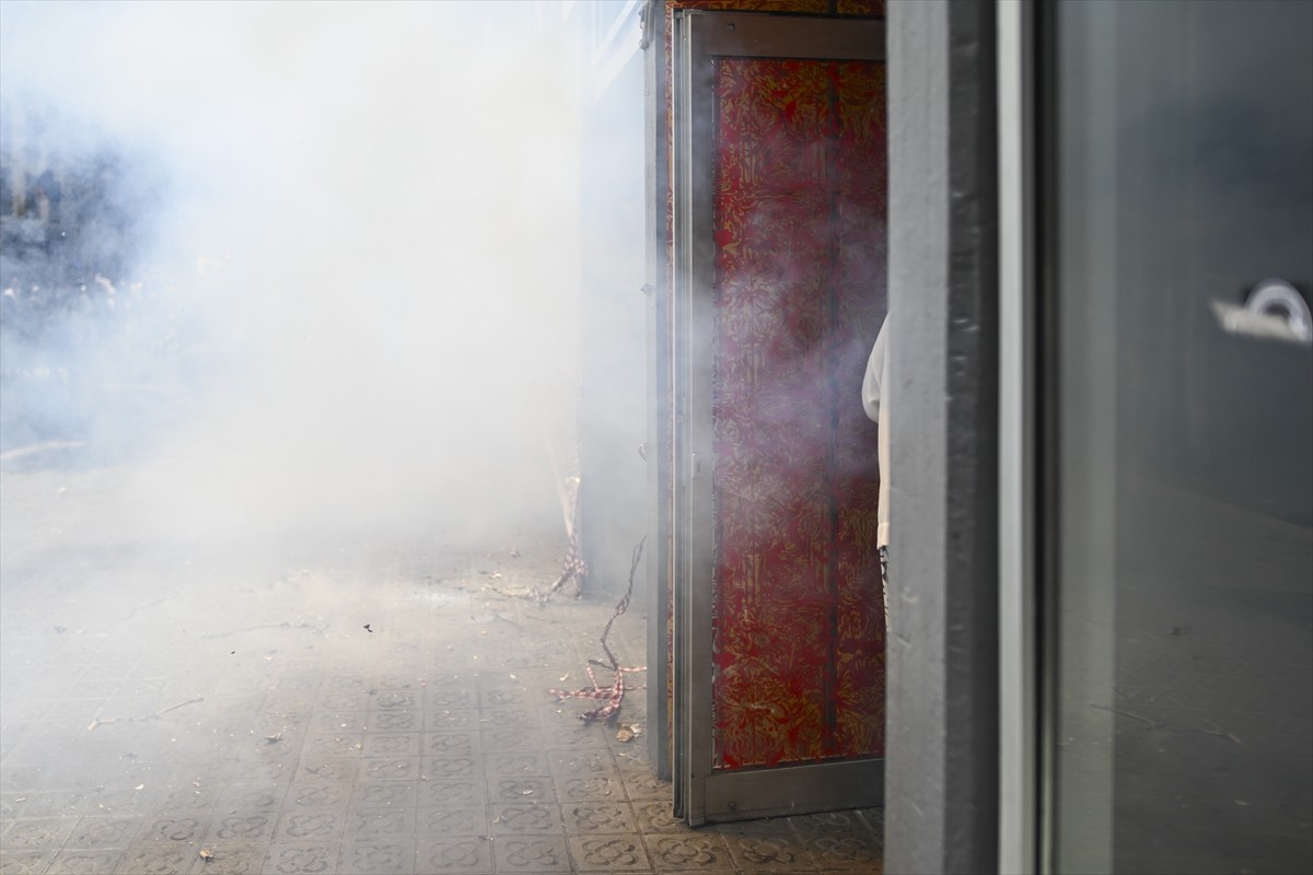 İspanya'nın Barselona, San Sebastian ve Granada kentlerinde sokaklara dökülen İspanyollar...