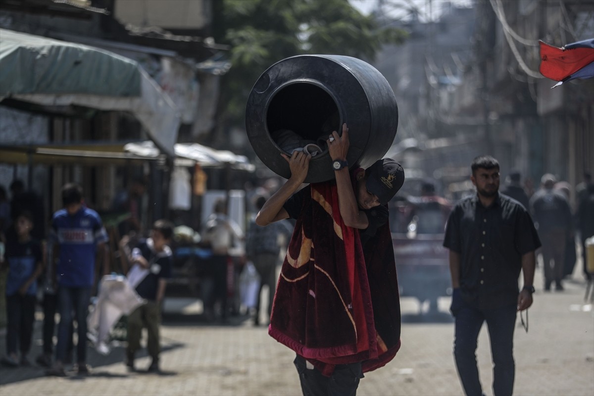İsrail ordusu, Gazze Şeridi'nin kuzeyindeki 10 bölge için saldırı tehdidinde bulunarak buradaki...