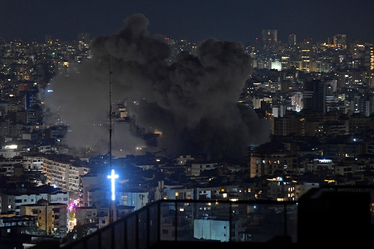 İsrail ordusu, Lübnan'ın başkenti Beyrut'un güneyindeki Dahiye bölgesine hava saldırıları...