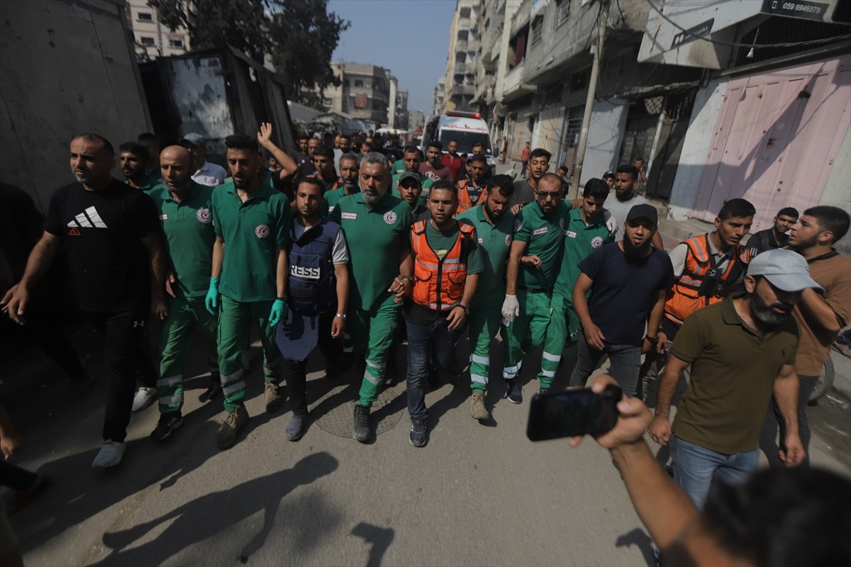İsrail ordusunun Gazze'nin doğusundaki Et-Tuffah semtinde, ölü ve yaralıları kurtarma görevi yapan...